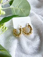 Load image into Gallery viewer, Gold Earrings 11
