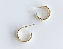 Load image into Gallery viewer, Gold Earrings 10
